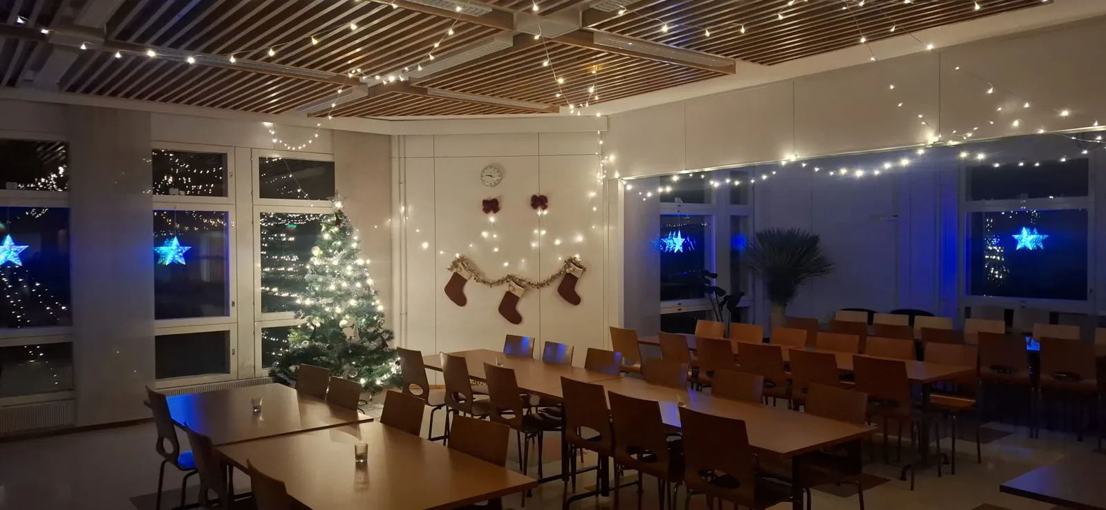 Pikkujouluvalaistu juhlasali Sangiksessa